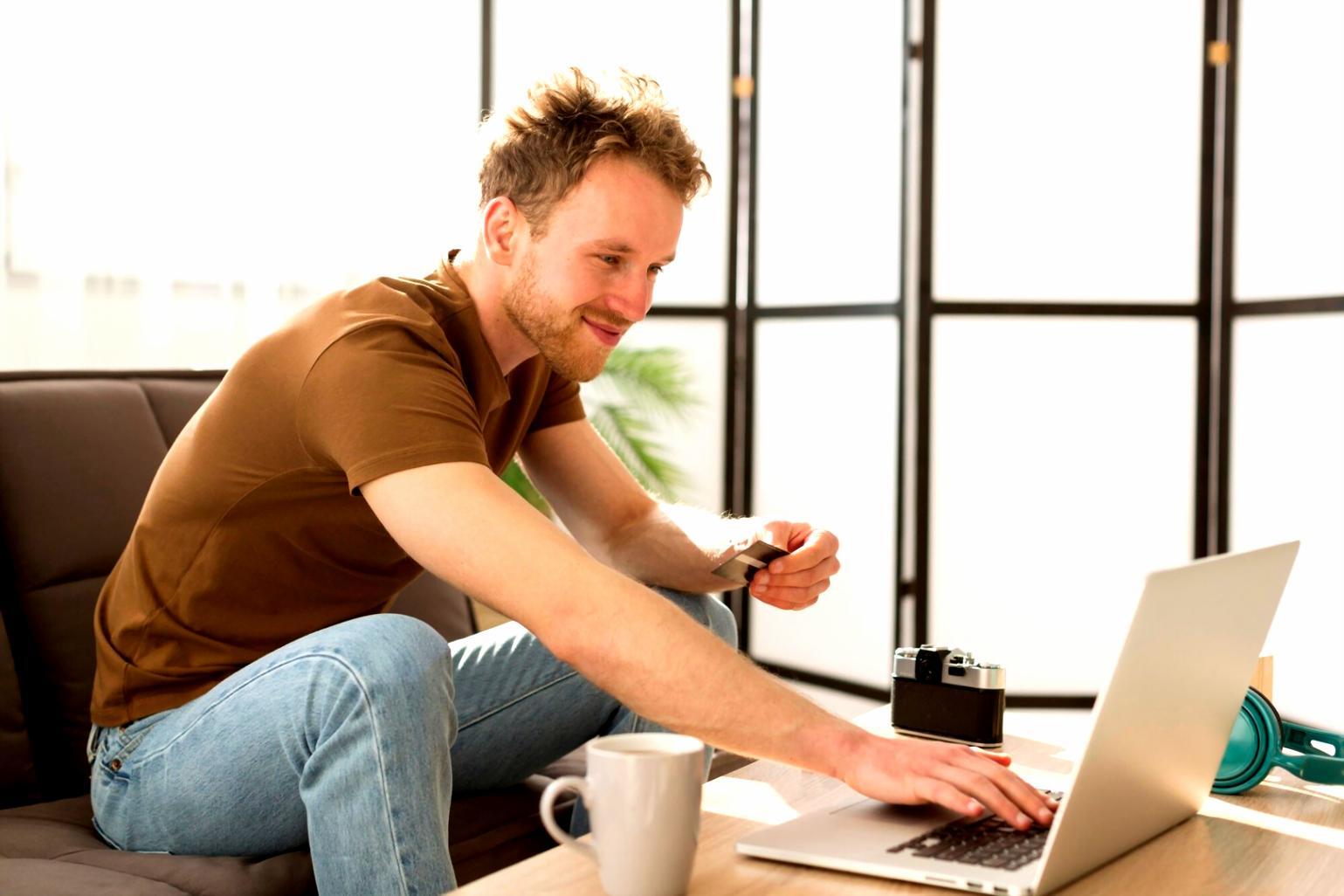 Persona trabajando en presupuesto mensual con calculadora y documentos